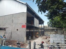 Photo: Segel hanya “Lip Service dan masa bodo” kegiatan tetap berjalan. JL.Metro Kencana V.Kelurahan Papanggo Kec. T.Priok Jakarta Utara Senin (7/11/2022).