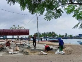 Foto Kegiatan pemasangan Paving blok t= 6 cm. Urugan Pasir mesti dipadatkan ketebalan 10 cm. Namun kenyataannya tidak “dipadatkan”. Pelaksana CV.Bermuara Abadi.