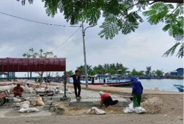 Foto Kegiatan pemasangan Paving blok t= 6 cm. Urugan Pasir mesti dipadatkan ketebalan 10 cm. Namun kenyataannya tidak “dipadatkan”. Pelaksana CV.Bermuara Abadi.