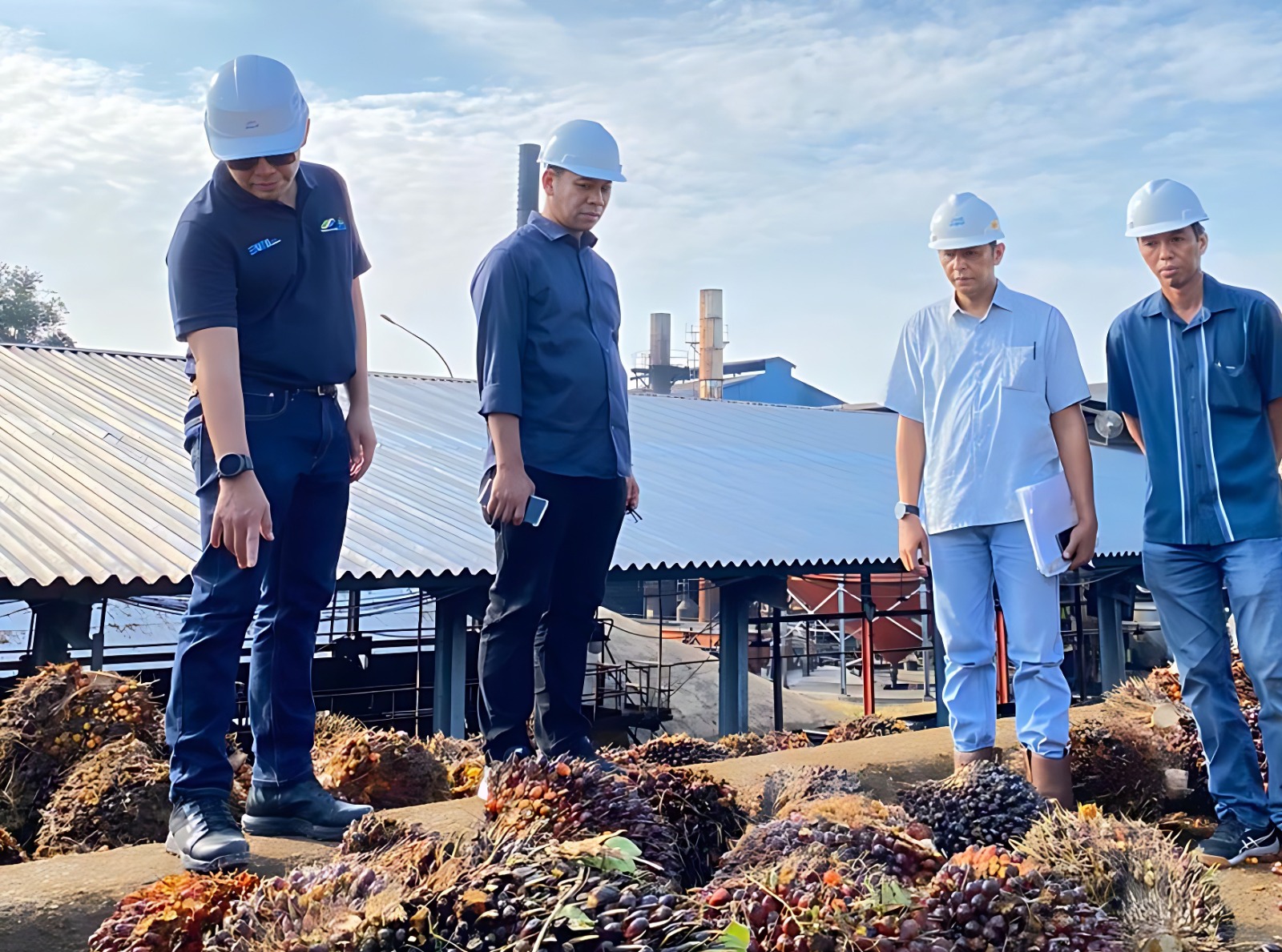 Foto : Direktur Produksi dan Pengambangan Holding Perkebunan Nusantara III Persero Mahmudi didampingi (tengah), CEO PTPN V Jatmiko Santosa (kiri), saat meninjau salah satu pabrik kelapa sawit PTPN V belum lama ini.