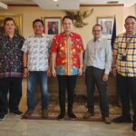 Foto : Wakil Menteri Perdagangan (Wamendag) Jerry Sambuaga (tiga dari kiri) berfoto bersama Plt Ketua Umum Ikatan Wartawan Online atau IWO, Ade Mulyana (kedua dari kanan) dan Ketua Panitia Silatnas ke-11 dan Mubes ke-2 IWO, Subhan Milady Thahir (paling kanan) di ruang kerja Wamendag di gedung Kementerian Perdagangan di Jakarta, Jumat 14 Agustus 2023. Kedatangan pengurus IWO untuk menyampaikan rencana memberikan IWO Award kepada Jerry Sambuaga sebagai tokoh muda inspiratif.