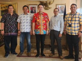 Foto : Wakil Menteri Perdagangan (Wamendag) Jerry Sambuaga (tiga dari kiri) berfoto bersama Plt Ketua Umum Ikatan Wartawan Online atau IWO, Ade Mulyana (kedua dari kanan) dan Ketua Panitia Silatnas ke-11 dan Mubes ke-2 IWO, Subhan Milady Thahir (paling kanan) di ruang kerja Wamendag di gedung Kementerian Perdagangan di Jakarta, Jumat 14 Agustus 2023. Kedatangan pengurus IWO untuk menyampaikan rencana memberikan IWO Award kepada Jerry Sambuaga sebagai tokoh muda inspiratif.