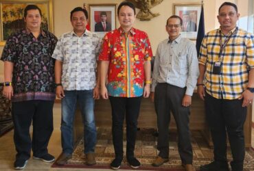 Foto : Wakil Menteri Perdagangan (Wamendag) Jerry Sambuaga (tiga dari kiri) berfoto bersama Plt Ketua Umum Ikatan Wartawan Online atau IWO, Ade Mulyana (kedua dari kanan) dan Ketua Panitia Silatnas ke-11 dan Mubes ke-2 IWO, Subhan Milady Thahir (paling kanan) di ruang kerja Wamendag di gedung Kementerian Perdagangan di Jakarta, Jumat 14 Agustus 2023. Kedatangan pengurus IWO untuk menyampaikan rencana memberikan IWO Award kepada Jerry Sambuaga sebagai tokoh muda inspiratif.
