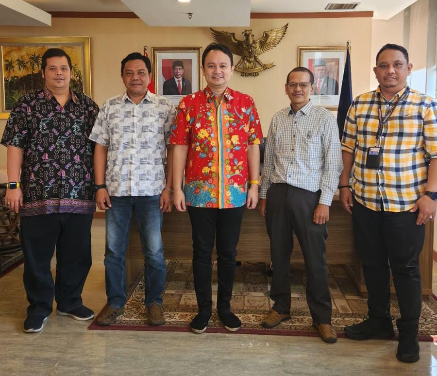 Foto : Wakil Menteri Perdagangan (Wamendag) Jerry Sambuaga (tiga dari kiri) berfoto bersama Plt Ketua Umum Ikatan Wartawan Online atau IWO, Ade Mulyana (kedua dari kanan) dan Ketua Panitia Silatnas ke-11 dan Mubes ke-2 IWO, Subhan Milady Thahir (paling kanan) di ruang kerja Wamendag di gedung Kementerian Perdagangan di Jakarta, Jumat 14 Agustus 2023. Kedatangan pengurus IWO untuk menyampaikan rencana memberikan IWO Award kepada Jerry Sambuaga sebagai tokoh muda inspiratif.