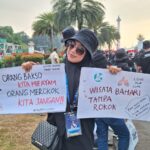 Foto : Maulayya Shalwaa Alfajry Kia (17th) Duta Maritim Indonesia 2023 delegasi termuda asal Alor, Nusa Tenggara Timur, saat kampanye Kawasan Tanpa Rokok di sekitaran Monas, Jakarta Pusat, Minggu (13/8/2023).