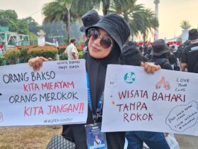 Foto : Maulayya Shalwaa Alfajry Kia (17th) Duta Maritim Indonesia 2023 delegasi termuda asal Alor, Nusa Tenggara Timur, saat kampanye Kawasan Tanpa Rokok di sekitaran Monas, Jakarta Pusat, Minggu (13/8/2023).