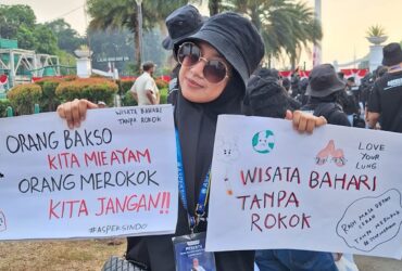 Foto : Maulayya Shalwaa Alfajry Kia (17th) Duta Maritim Indonesia 2023 delegasi termuda asal Alor, Nusa Tenggara Timur, saat kampanye Kawasan Tanpa Rokok di sekitaran Monas, Jakarta Pusat, Minggu (13/8/2023).