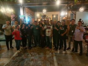 Foto : Kepala Lapas Kelas IIA Pekanbaru, Sapto Winarno, Bc. IP., SH., MH., KPLP Kelas IIA Pekanbaru Aris Yulianta A. md. IP. SH, bersama Insan pers.