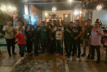 Foto : Kepala Lapas Kelas IIA Pekanbaru, Sapto Winarno, Bc. IP., SH., MH., KPLP Kelas IIA Pekanbaru Aris Yulianta A. md. IP. SH, bersama Insan pers.