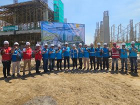 Para pimpinan dan tim proyek PT PLN (Persero) berfoto bersama di depan lokasi pembangunan Disaster Recovery Control Center (DRC) Ungaran (11/10/2024).
