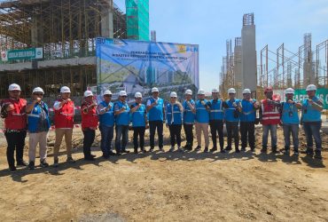 Para pimpinan dan tim proyek PT PLN (Persero) berfoto bersama di depan lokasi pembangunan Disaster Recovery Control Center (DRC) Ungaran (11/10/2024).