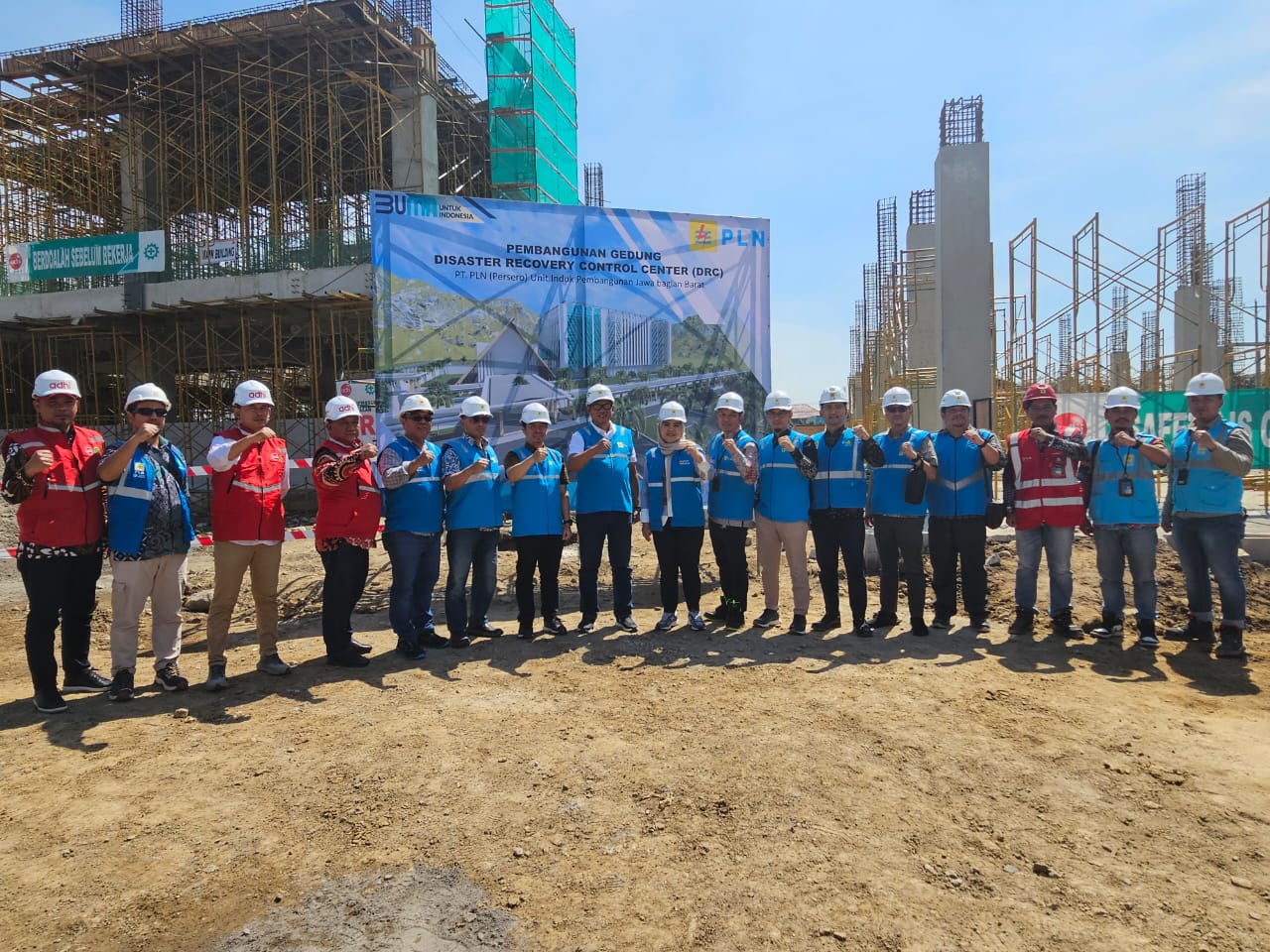 Para pimpinan dan tim proyek PT PLN (Persero) berfoto bersama di depan lokasi pembangunan Disaster Recovery Control Center (DRC) Ungaran (11/10/2024).
