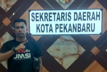 Foto : Tp. Batubara saat melakukan Investigasi di Sekretaris Daerah (Sekda), Kota Pekanbaru.