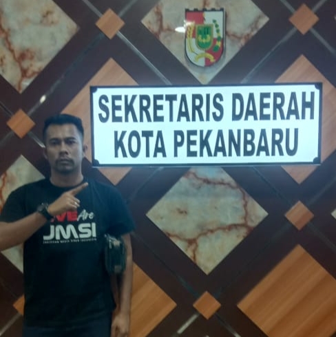 Foto : Tp. Batubara saat melakukan Investigasi di Sekretaris Daerah (Sekda), Kota Pekanbaru.