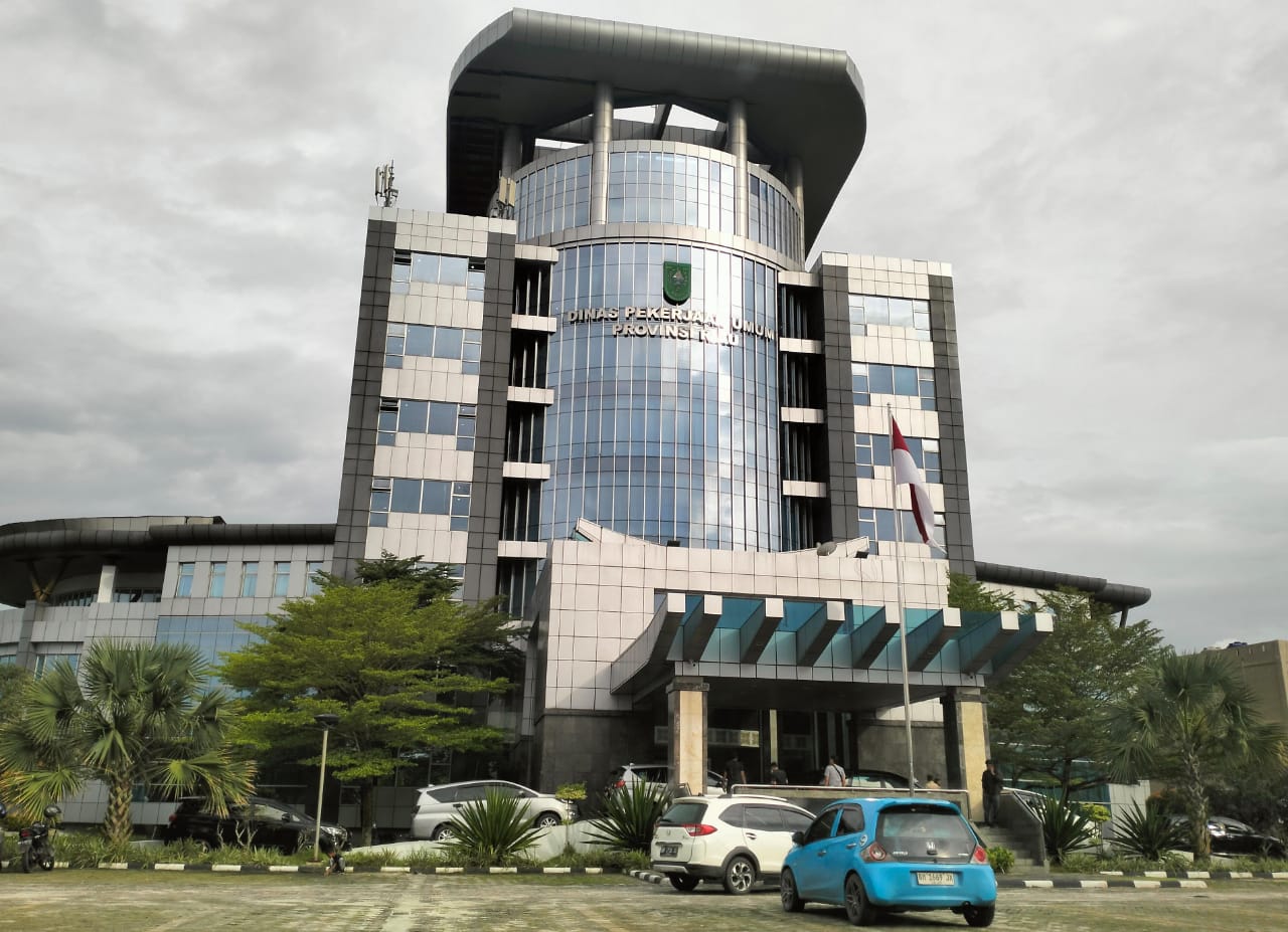 Foto : Kator PUPR Provinsi Riau Saat Di Geledah KPK (20/01/2025).