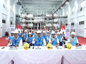 Foto : General Manager PLN UIP JBB, General Manager PLN UIT JBB, General Manager SBU Jakarta Icon+, dan Jajaran Manajemen PLN UIP JBB, mengikuti acara Peresmian 37 Proyek Ketenagalistrikan oleh Presiden secara daring dari GISTET 500 kV Muara Karang Baru.