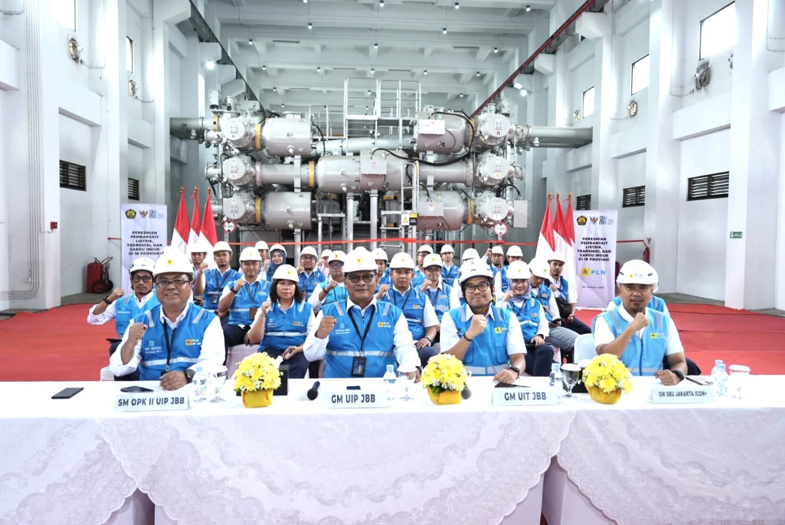 Foto : General Manager PLN UIP JBB, General Manager PLN UIT JBB, General Manager SBU Jakarta Icon+, dan Jajaran Manajemen PLN UIP JBB, mengikuti acara Peresmian 37 Proyek Ketenagalistrikan oleh Presiden secara daring dari GISTET 500 kV Muara Karang Baru.