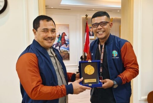 Foto : Bapak Agus Adrianto Menteri Imigrasi dan Pemasyarakatan juga Ketua Majelis Kehormatan PP IWO (Kiri), bersama Ketua Umum Pengurus Pusat Ikatan Wartawan Online (PP IWO) Teuku Yudhistira (Kanan).