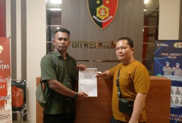 Foto : LSM Forkorindo Riau Saat Melaporkan Kesbangpol Meranti Ke Polda Riau, Tp. Batubara (Kiri), H. Sinamo (Kanan), Rabu (14/05).