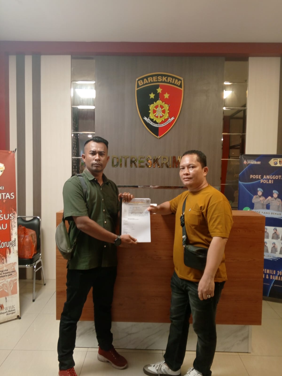 Foto : LSM Forkorindo Riau Saat Melaporkan Kesbangpol Meranti Ke Polda Riau, Tp. Batubara (Kiri), H. Sinamo (Kanan), Rabu (14/05).