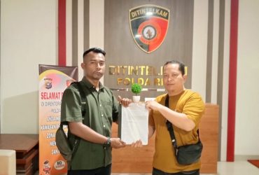 Foto : LSM Forkorindo Riau Saat Melaporkan Diskominfotik Rohil Ke Polda Riau, Tp. Batubara (Kiri), H. Sinamo (Kanan), Rabu (14/05).