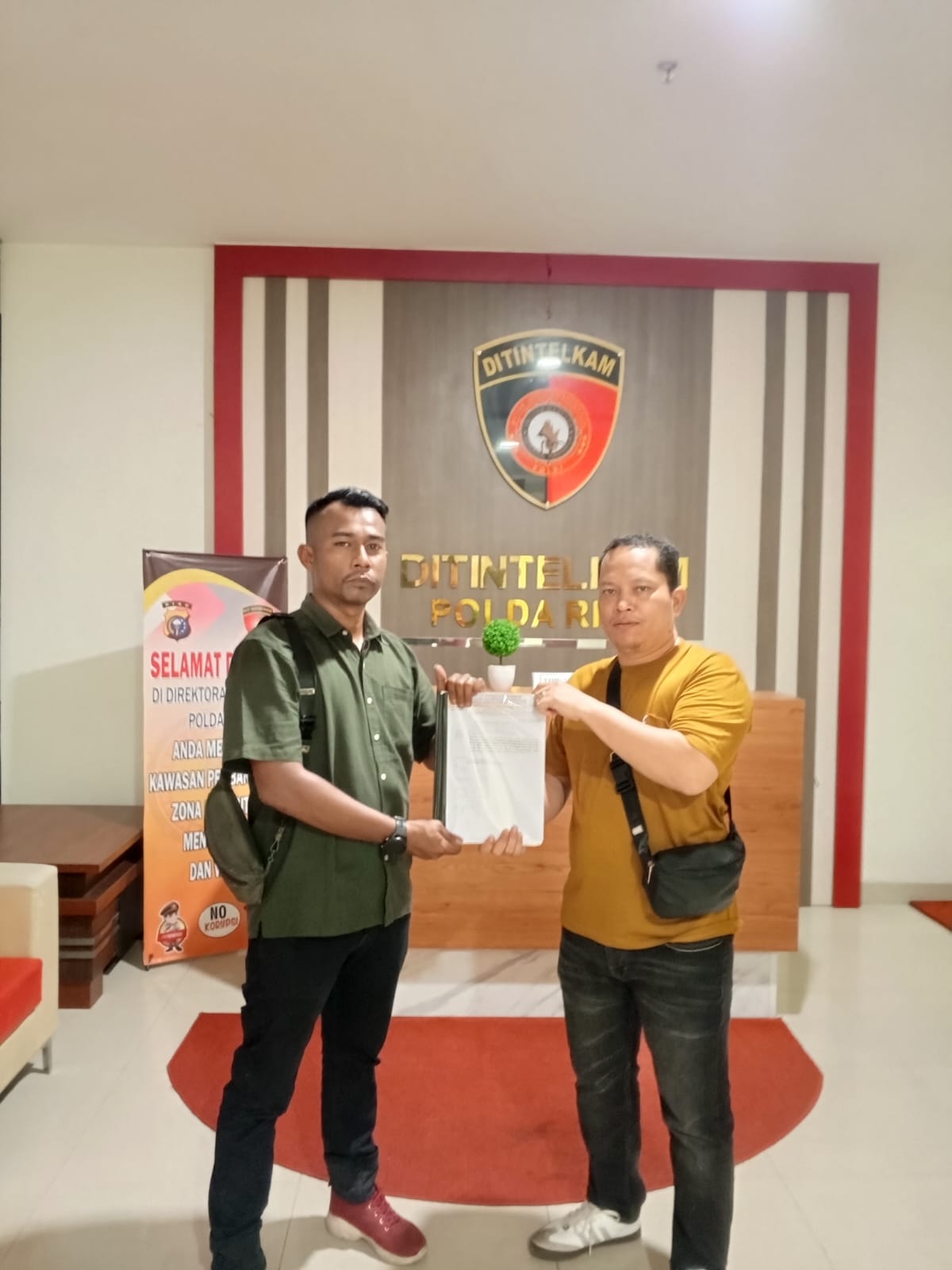 Foto : LSM Forkorindo Riau Saat Melaporkan Diskominfotik Rohil Ke Polda Riau, Tp. Batubara (Kiri), H. Sinamo (Kanan), Rabu (14/05).
