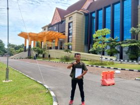 Foto : Tp. Batubara Selaku Ketua DPD LSM Forkorindo Provinsi Riau, saat melaporkan Sekretariat Daerah Rohil ke Polda Riau terkait Dugaan Korupsi.