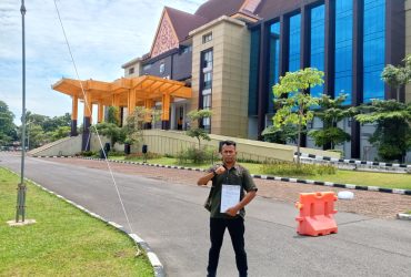 Foto : Tp. Batubara Selaku Ketua DPD LSM Forkorindo Provinsi Riau, saat melaporkan Sekretariat Daerah Rohil ke Polda Riau terkait Dugaan Korupsi.