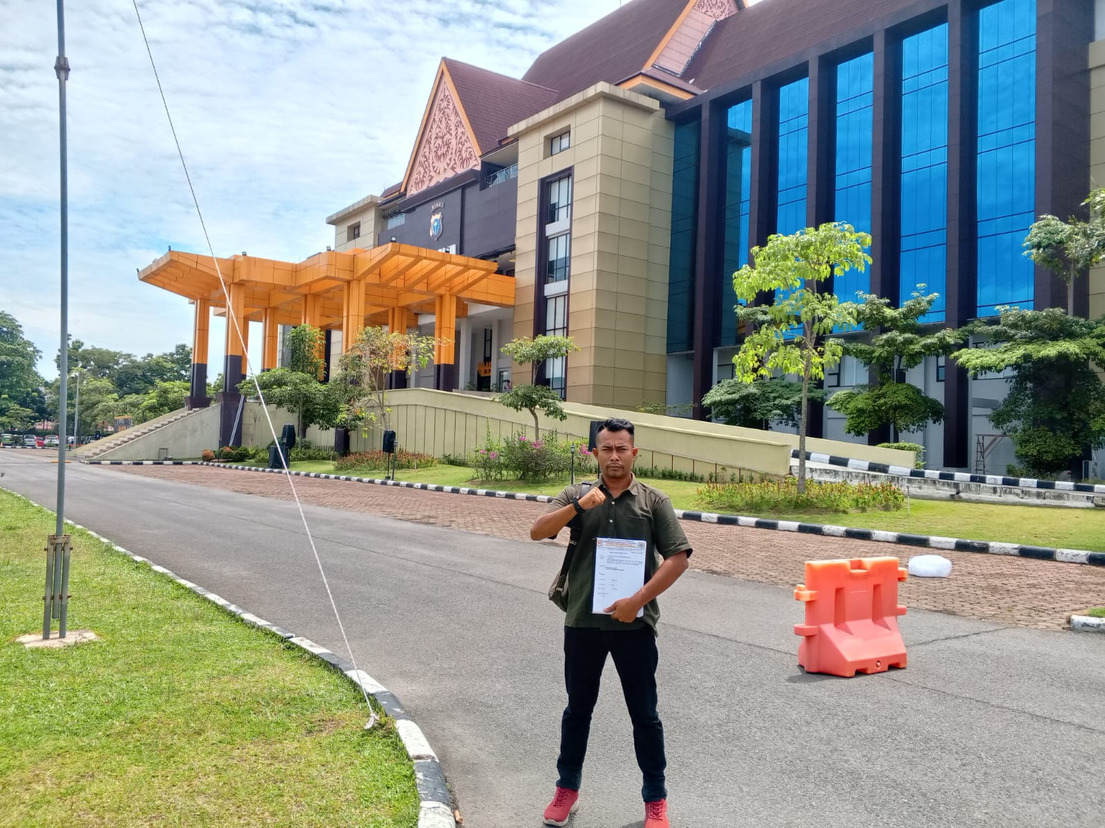 Foto : Tp. Batubara Selaku Ketua DPD LSM Forkorindo Provinsi Riau, saat melaporkan Sekretariat Daerah Rohil ke Polda Riau terkait Dugaan Korupsi.