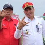 Foto : Efendi Sianipar (Kiri), Saat Panen Raya Di Meranti bersama Eks Bupati Meranti M. Adil (Kanan).