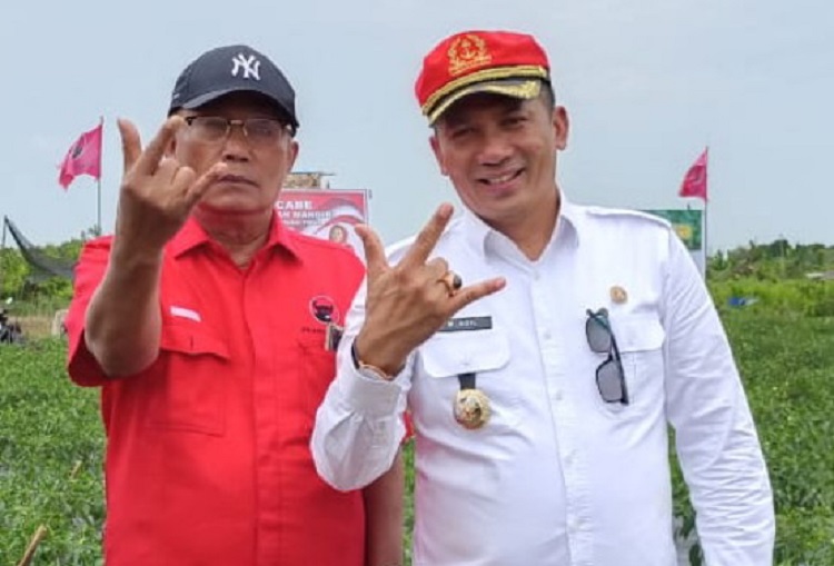 Foto : Efendi Sianipar (Kiri), Saat Panen Raya Di Meranti bersama Eks Bupati Meranti M. Adil (Kanan).