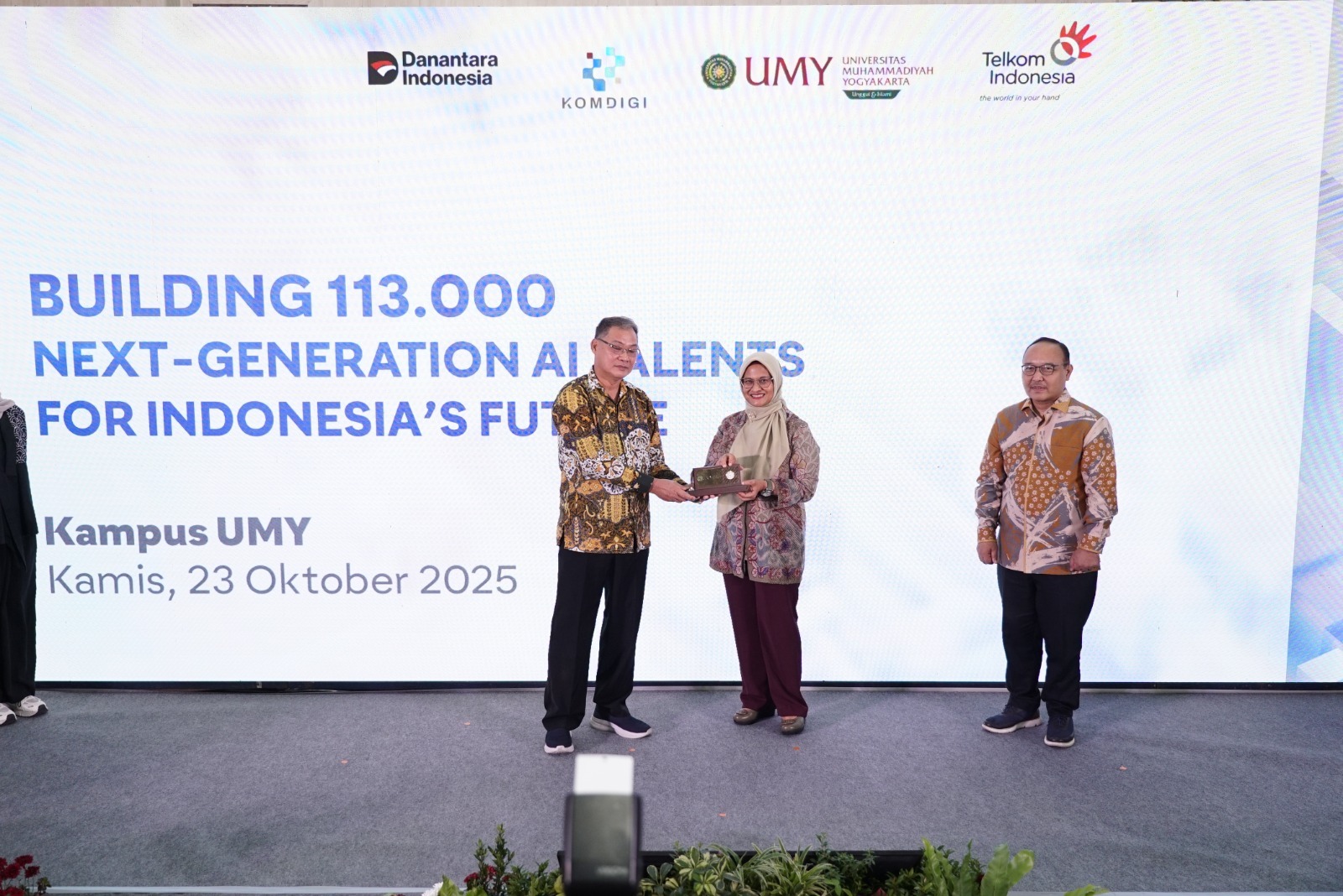 Foto : Direktur Utama Telkom Dian Siswarini saat memberikan cinderamata pada acara Digistar Connect: Building 113.000 Next Generation AI Talents for Indonesia’s Future di Universitas Muhammadiyah Yogyakarta (UMY) pada Kamis (23/10).