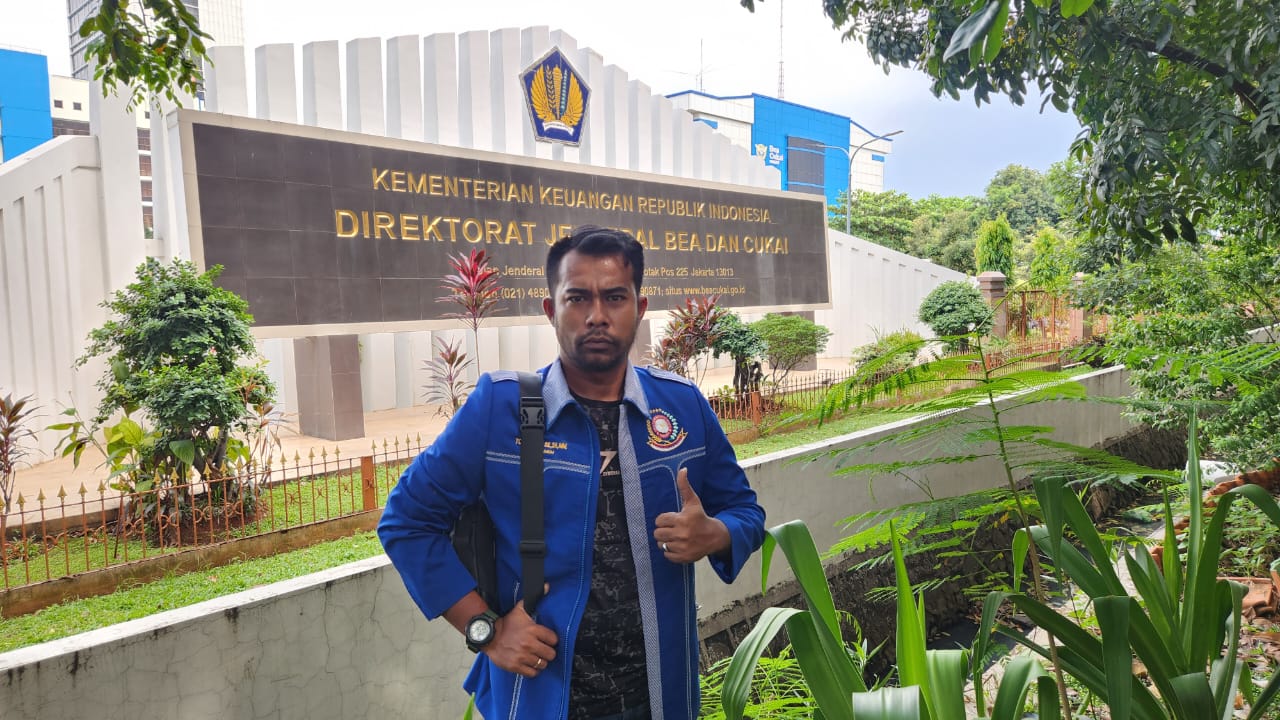 Foto : Tp. Batubara Selaku Ketua Ikatan Wartawan Online (IWO), Kota Pekanbaru, saat Menyembangi Kantor Direktorat Jenderal Bea & Cukai.