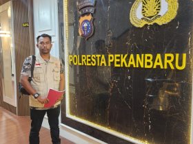 Foto : Tp. Batubara selaku Ketua DPD Forkorindo Provinsi Riau usai melakukan pelaporan Di Polresta Pekanbaru.
