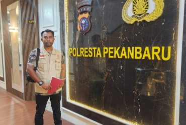 Foto : Tp. Batubara selaku Ketua DPD Forkorindo Provinsi Riau usai melakukan pelaporan Di Polresta Pekanbaru.