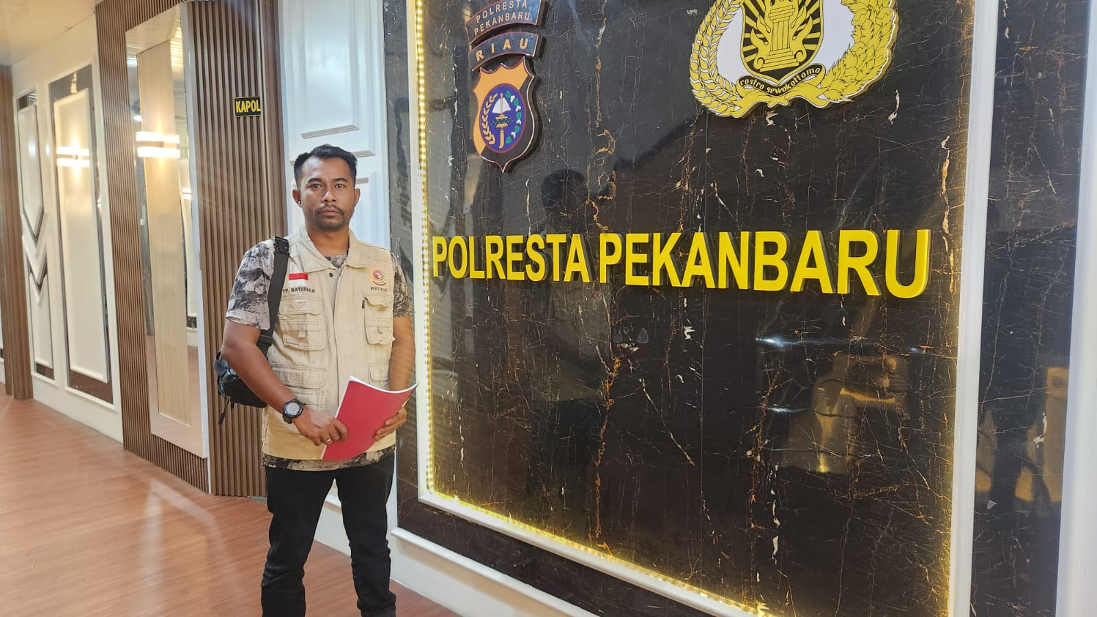 Foto : Tp. Batubara selaku Ketua DPD Forkorindo Provinsi Riau usai melakukan pelaporan Di Polresta Pekanbaru.