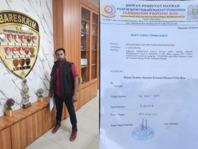 Foto : Ketua Forkorindo Riau, Tp. Batubara (Kiri), saat melaporkan langsung PUPR Kampar Ke Ditreskrimsus Polda Riau, dan foto bukti serah terima Laporan (Kanan).