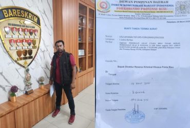 Foto : Ketua Forkorindo Riau, Tp. Batubara (Kiri), saat melaporkan langsung PUPR Kampar Ke Ditreskrimsus Polda Riau, dan foto bukti serah terima Laporan (Kanan).