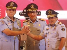 Foto : Momen saat Menkumham Yasonna Laoly melantik Silmy Karim sebagai Dirjen Imigrasi di era Presiden Jokowi.