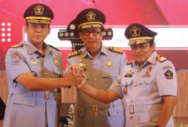 Foto : Momen saat Menkumham Yasonna Laoly melantik Silmy Karim sebagai Dirjen Imigrasi di era Presiden Jokowi.