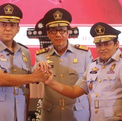 Foto : Momen saat Menkumham Yasonna Laoly melantik Silmy Karim sebagai Dirjen Imigrasi di era Presiden Jokowi.