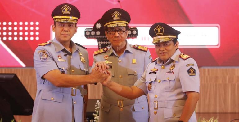 Foto : Momen saat Menkumham Yasonna Laoly melantik Silmy Karim sebagai Dirjen Imigrasi di era Presiden Jokowi.