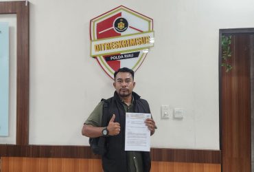 Foto : Ketua DPD Forkorindo Riau, Tp. Batubara saat melaporkan Ke Ditkrimsus Polda Riau pada Selasa (21/07), Siang.