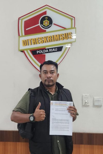Foto : Ketua DPD Forkorindo Riau, Tp. Batubara saat melaporkan Ke Ditkrimsus Polda Riau pada Selasa (21/07), Siang.