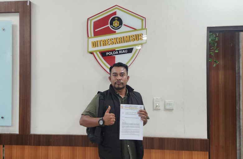 Foto : Ketua DPD Forkorindo Riau, Tp. Batubara saat melaporkan Ke Ditkrimsus Polda Riau pada Selasa (21/07), Siang.
