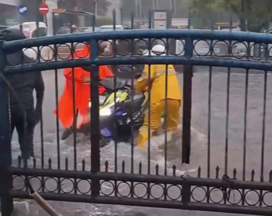 Foto : Banjir Di Depan RS Awal Bross Sudirman (20/07/2026).