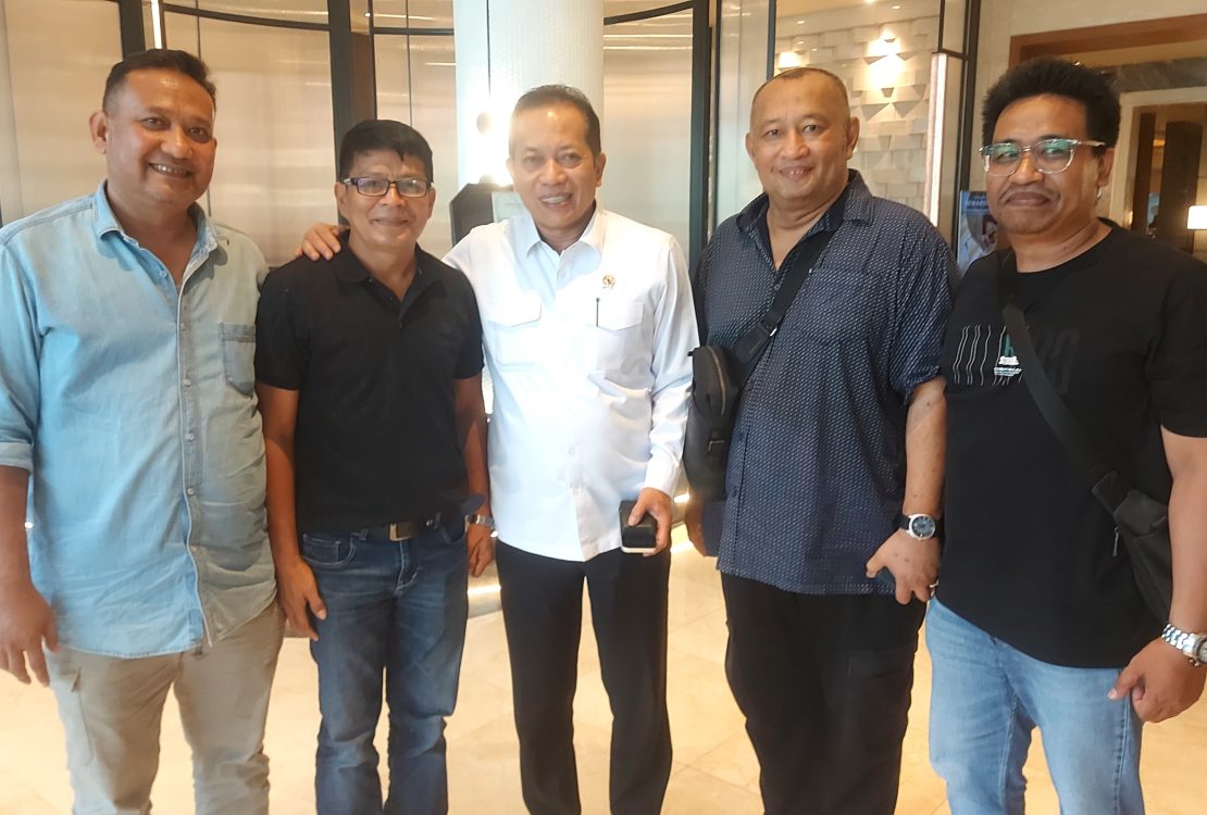 Foto : Ferry Juliantono Kemenkop RI (Tengah), sedang merangkul Dodi Kurniawan Ketua DPD PROJO Riau. (istimewa).