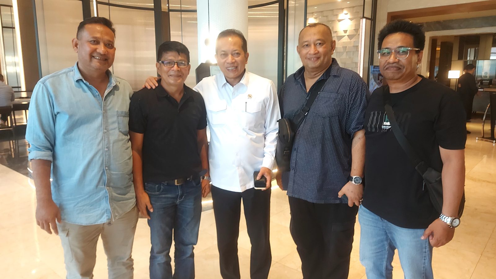 Foto : Ferry Juliantono Kemenkop RI (Tengah), sedang merangkul Dodi Kurniawan Ketua DPD PROJO Riau. (istimewa).