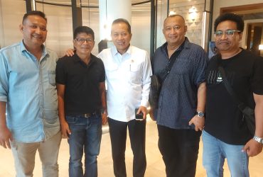 Foto : Ferry Juliantono Kemenkop RI (Tengah), sedang merangkul Dodi Kurniawan Ketua DPD PROJO Riau. (istimewa).
