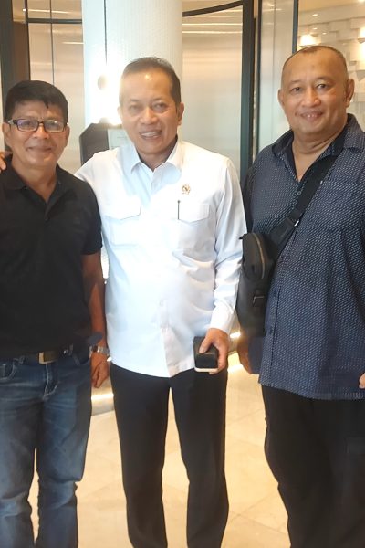 Foto : Ferry Juliantono Kemenkop RI (Tengah), sedang merangkul Dodi Kurniawan Ketua DPD PROJO Riau. (istimewa).